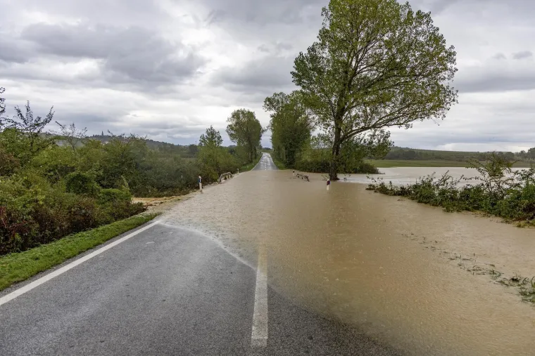Ceste postale blatne kaljuže, a dvori&scaron;ta bazeni: Nevjerojatne scene nakon nevremena u Istri