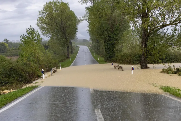 Ceste postale blatne kaljuže, a dvori&scaron;ta bazeni: Nevjerojatne scene nakon nevremena u Istri