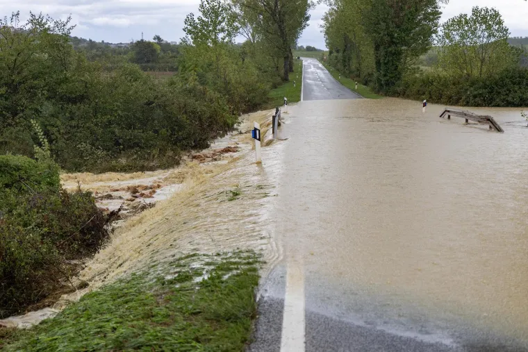 Ceste postale blatne kaljuže, a dvorišta bazeni: Nevjerojatne scene nakon nevremena u Istri