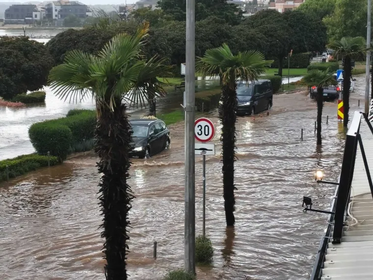 Ceste postale blatne kaljuže, a dvori&scaron;ta bazeni: Nevjerojatne scene nakon nevremena u Istri