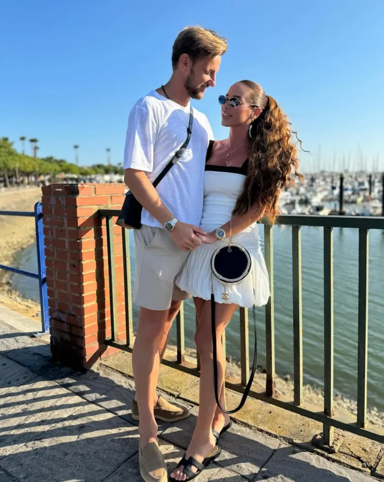 Ovako izgleda ljeto supruge Ivana Rakitića: Zgodna Španjolka voli pozirati u kupaćim kostimima