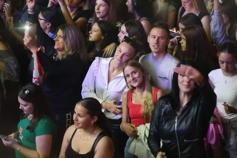 Atraktivne cure plijenile pažnju na Plavom orkestru: Pogledajte tko je sve bio u prvom redu