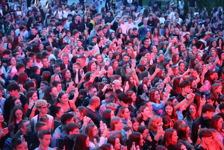 Atraktivne cure plijenile pažnju na Plavom orkestru: Pogledajte tko je sve bio u prvom redu