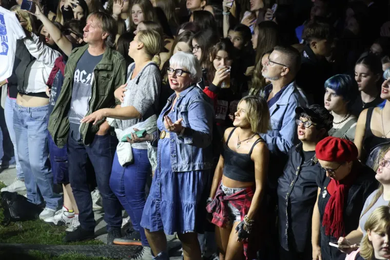 Atraktivne cure plijenile pažnju na Plavom orkestru: Pogledajte tko je sve bio u prvom redu