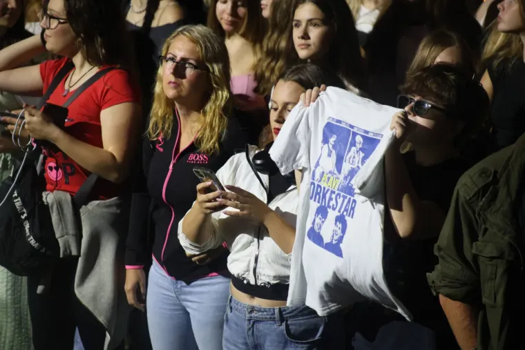 Atraktivne cure plijenile pažnju na Plavom orkestru: Pogledajte tko je sve bio u prvom redu