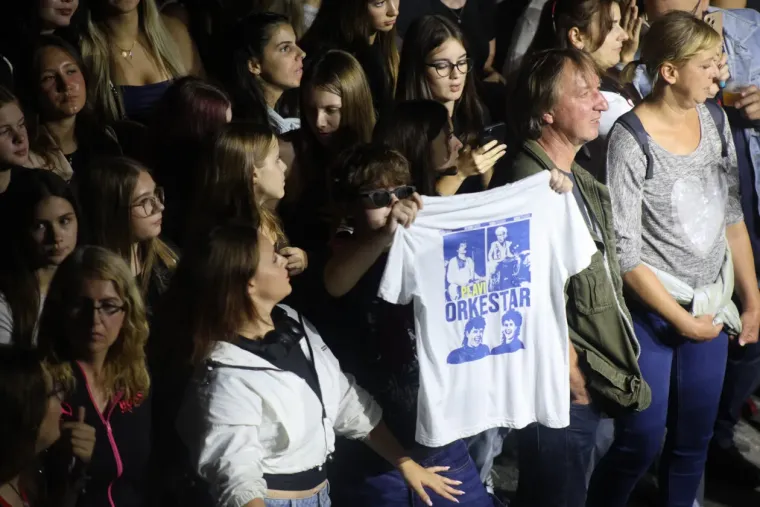 Atraktivne cure plijenile pažnju na Plavom orkestru: Pogledajte tko je sve bio u prvom redu