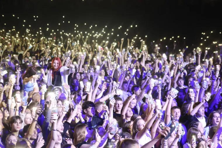 Atraktivne cure plijenile pažnju na Plavom orkestru: Pogledajte tko je sve bio u prvom redu