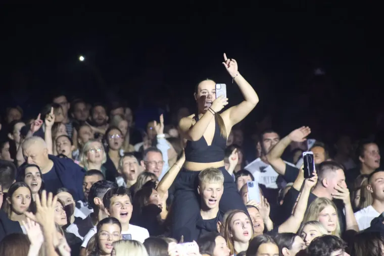 Atraktivne cure plijenile pažnju na Plavom orkestru: Pogledajte tko je sve bio u prvom redu