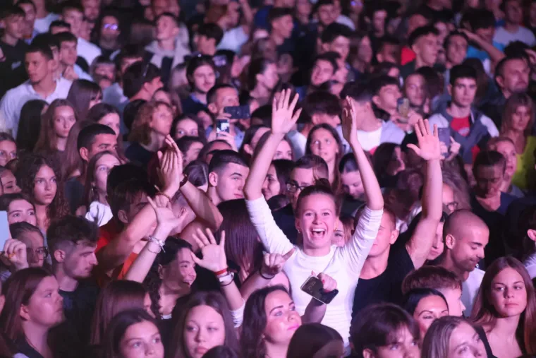 Atraktivne cure plijenile pažnju na Plavom orkestru: Pogledajte tko je sve bio u prvom redu