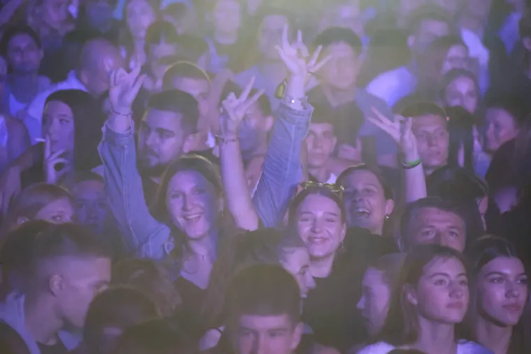 Atraktivne cure plijenile pažnju na Plavom orkestru: Pogledajte tko je sve bio u prvom redu