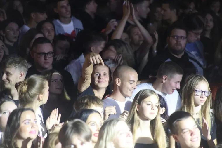 Atraktivne cure plijenile pažnju na Plavom orkestru: Pogledajte tko je sve bio u prvom redu