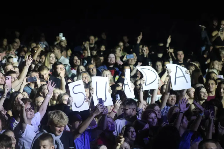 Atraktivne cure plijenile pažnju na Plavom orkestru: Pogledajte tko je sve bio u prvom redu