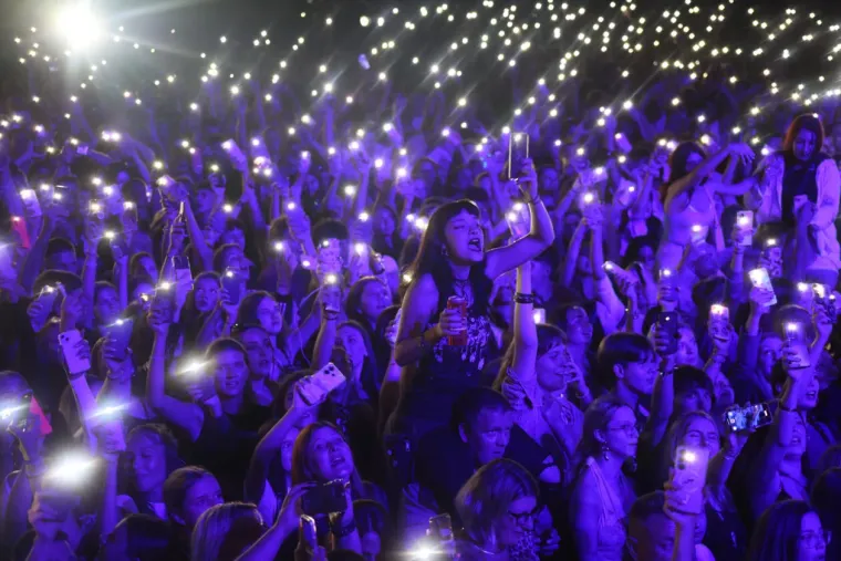 Atraktivne cure plijenile pažnju na Plavom orkestru: Pogledajte tko je sve bio u prvom redu