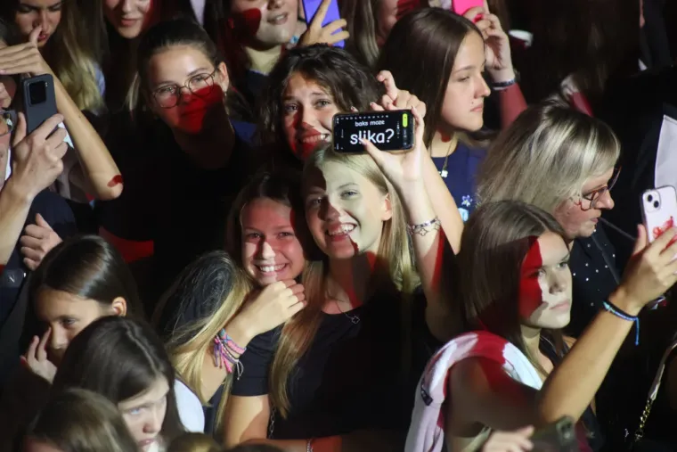 Atraktivne cure plijenile pažnju na Plavom orkestru: Pogledajte tko je sve bio u prvom redu