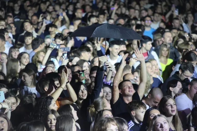 Atraktivne cure plijenile pažnju na Plavom orkestru: Pogledajte tko je sve bio u prvom redu