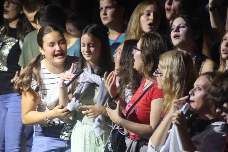 Atraktivne cure plijenile pažnju na Plavom orkestru: Pogledajte tko je sve bio u prvom redu