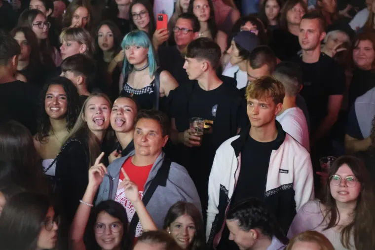 Atraktivne cure plijenile pažnju na Plavom orkestru: Pogledajte tko je sve bio u prvom redu