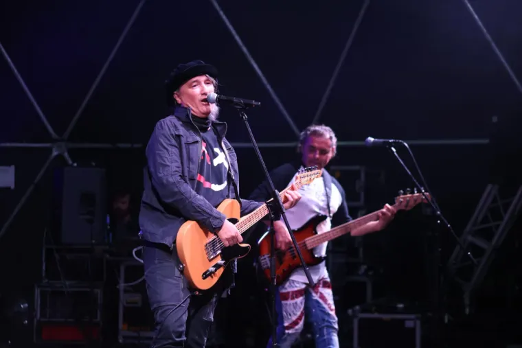 Atraktivne cure plijenile pažnju na Plavom orkestru: Pogledajte tko je sve bio u prvom redu