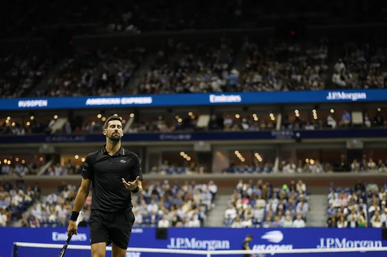 Publika pljeskala Đokovićevim proma&scaron;ajima, a on im slao poljupce: Na kraju pao i pobjednički ples