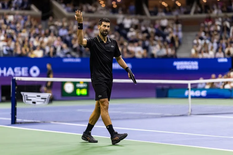 Publika pljeskala Đokovićevim proma&scaron;ajima, a on im slao poljupce: Na kraju pao i pobjednički ples