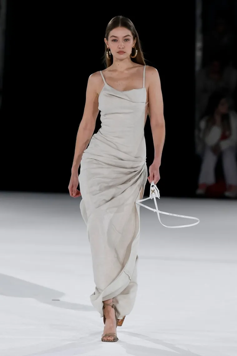 Sve su oči na njoj dok korača pistom: S razlogom je jedna od najplaćenijih manekenki svijeta