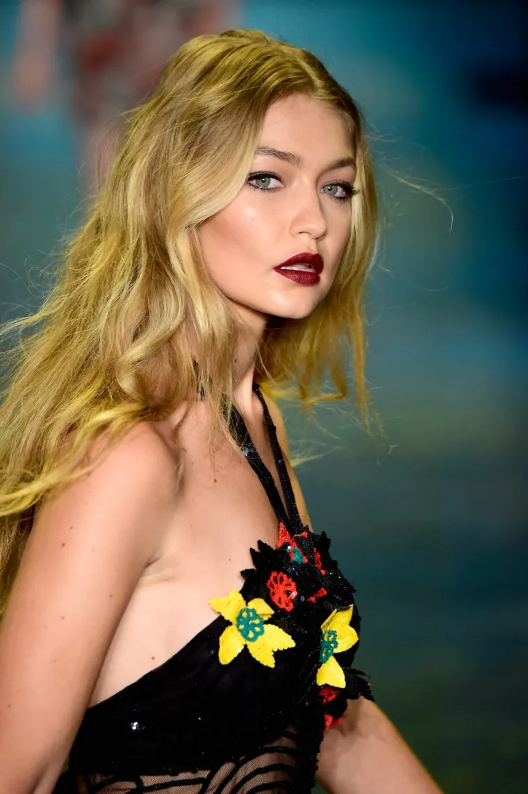 Sve su oči na njoj dok korača pistom: S razlogom je jedna od najplaćenijih manekenki svijeta