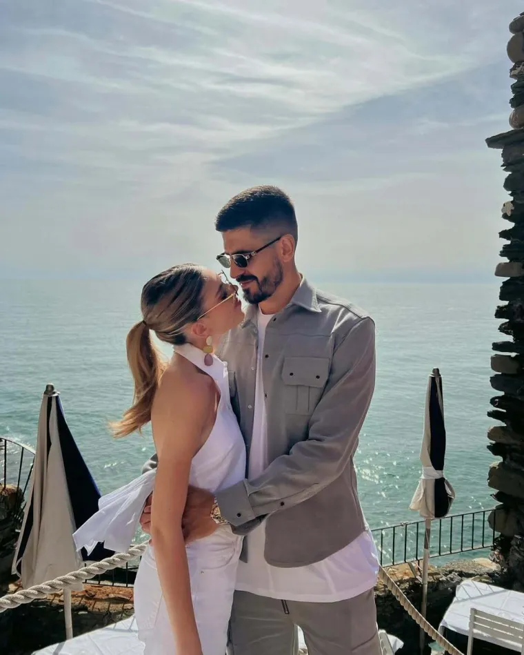 Tko je tajanstvena plavuša koja je osvojila našeg reprezentativca? Redovito zadivljuje zanosnim izdanjima