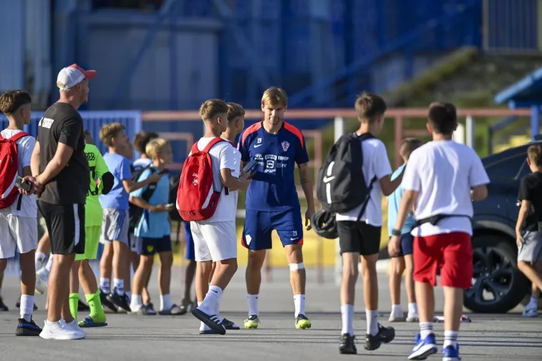 Peri&scaron;ić pokazao čudne fleke na nogama, a jedan detalj mogao bi nas zabrinuti: Drži li se to Vatreni za zadnju ložu?