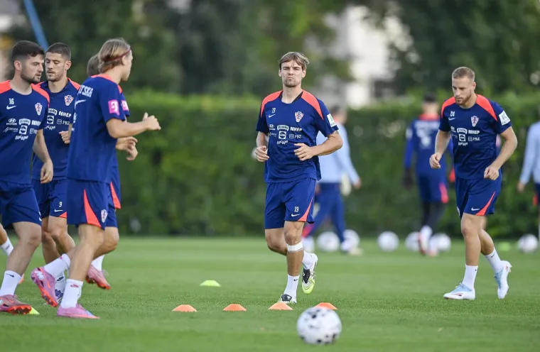 Peri&scaron;ić pokazao čudne fleke na nogama, a jedan detalj mogao bi nas zabrinuti: Drži li se to Vatreni za zadnju ložu?