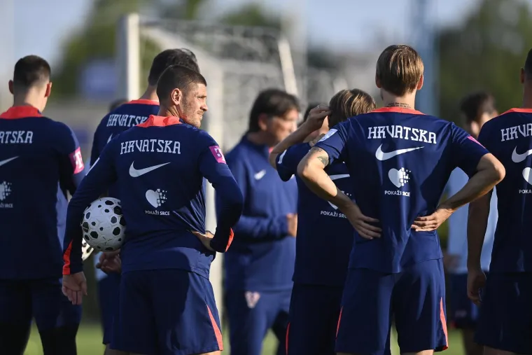 Peri&scaron;ić pokazao čudne fleke na nogama, a jedan detalj mogao bi nas zabrinuti: Drži li se to Vatreni za zadnju ložu?