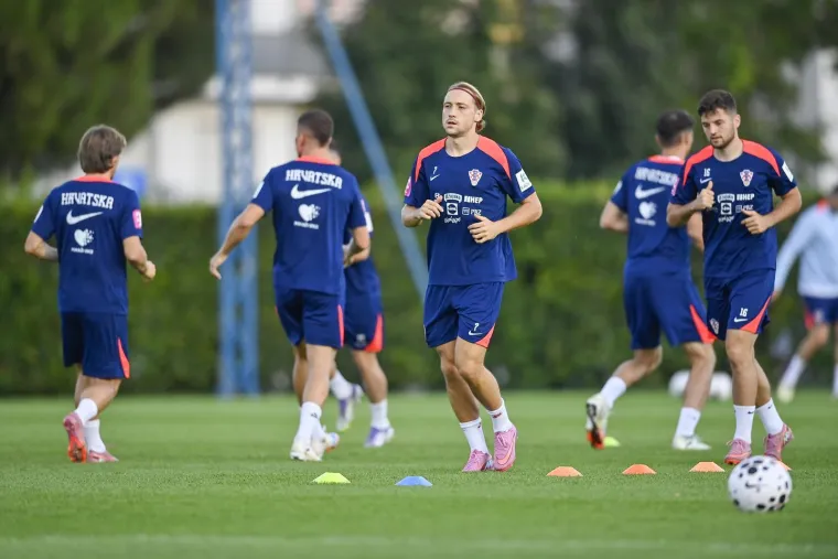 Peri&scaron;ić pokazao čudne fleke na nogama, a jedan detalj mogao bi nas zabrinuti: Drži li se to Vatreni za zadnju ložu?