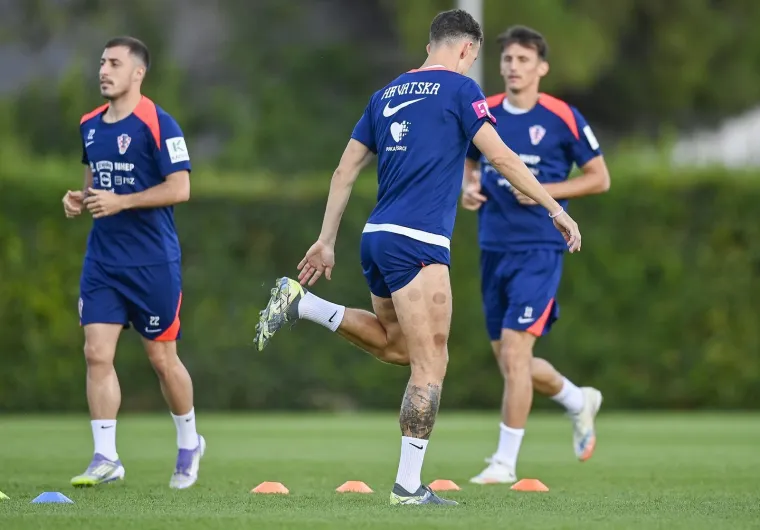 Peri&scaron;ić pokazao čudne fleke na nogama, a jedan detalj mogao bi nas zabrinuti: Drži li se to Vatreni za zadnju ložu?