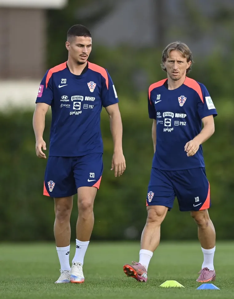 Peri&scaron;ić pokazao čudne fleke na nogama, a jedan detalj mogao bi nas zabrinuti: Drži li se to Vatreni za zadnju ložu?