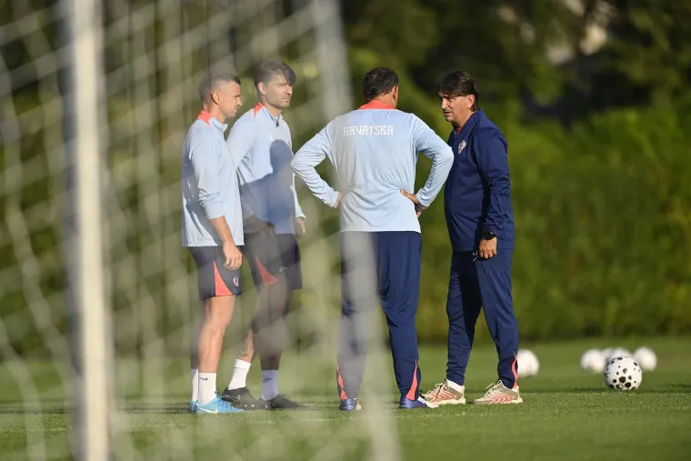 Peri&scaron;ić pokazao čudne fleke na nogama, a jedan detalj mogao bi nas zabrinuti: Drži li se to Vatreni za zadnju ložu?