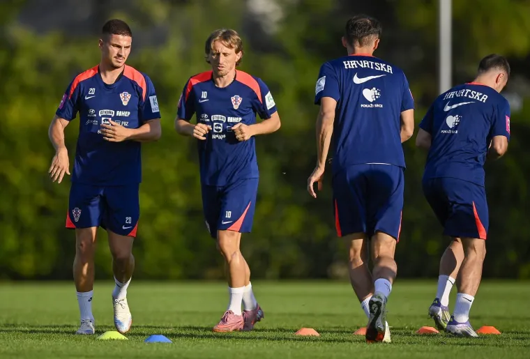 Peri&scaron;ić pokazao čudne fleke na nogama, a jedan detalj mogao bi nas zabrinuti: Drži li se to Vatreni za zadnju ložu?