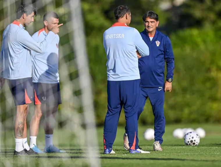 Peri&scaron;ić pokazao čudne fleke na nogama, a jedan detalj mogao bi nas zabrinuti: Drži li se to Vatreni za zadnju ložu?