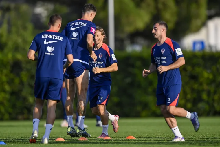 Peri&scaron;ić pokazao čudne fleke na nogama, a jedan detalj mogao bi nas zabrinuti: Drži li se to Vatreni za zadnju ložu?