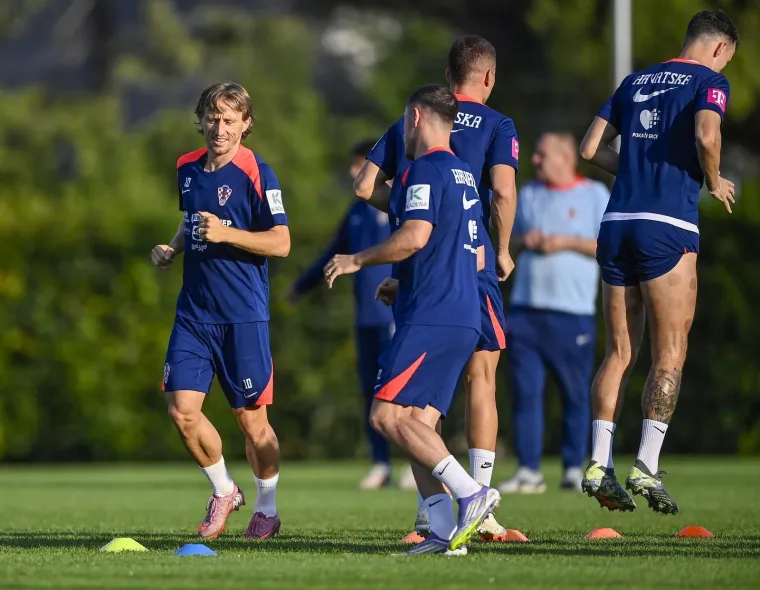 Peri&scaron;ić pokazao čudne fleke na nogama, a jedan detalj mogao bi nas zabrinuti: Drži li se to Vatreni za zadnju ložu?