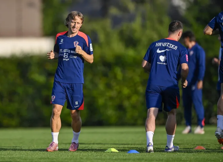 Peri&scaron;ić pokazao čudne fleke na nogama, a jedan detalj mogao bi nas zabrinuti: Drži li se to Vatreni za zadnju ložu?