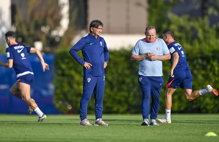 Peri&scaron;ić pokazao čudne fleke na nogama, a jedan detalj mogao bi nas zabrinuti: Drži li se to Vatreni za zadnju ložu?