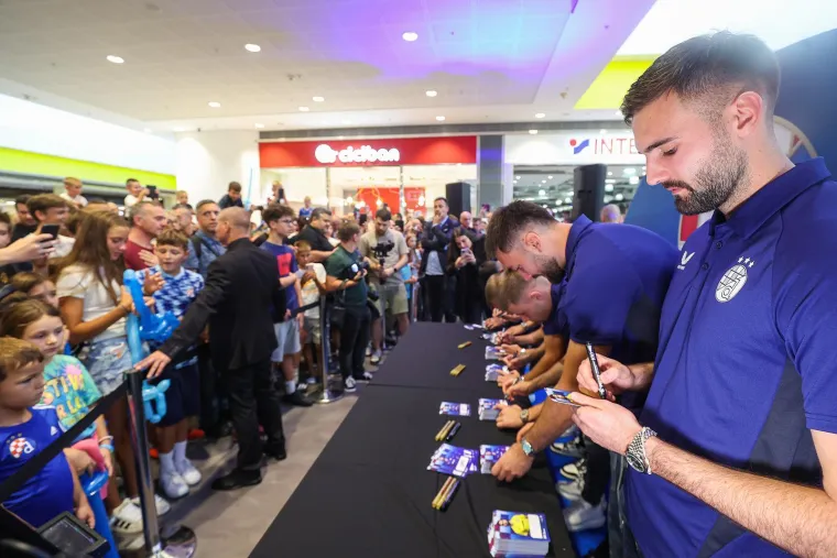 Dinamovi su se igrači pojavili u trgovačkom centru i potpuno raspametili navijače