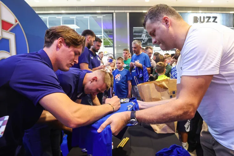 Dinamovi su se igrači pojavili u trgovačkom centru i potpuno raspametili navijače