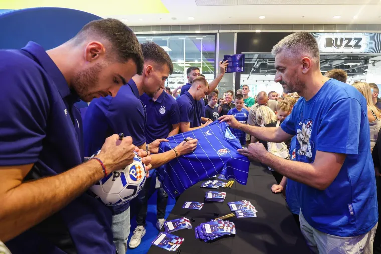 Dinamovi su se igrači pojavili u trgovačkom centru i potpuno raspametili navijače