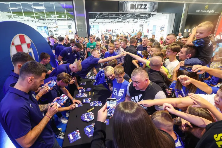 Dinamovi su se igrači pojavili u trgovačkom centru i potpuno raspametili navijače