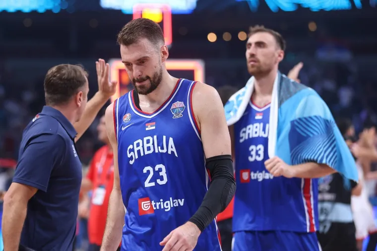 Srbi u očaju! Pognute glave, &scaron;ok i nevjerica, spu&scaron;teni pogledi i sakrivanje lica