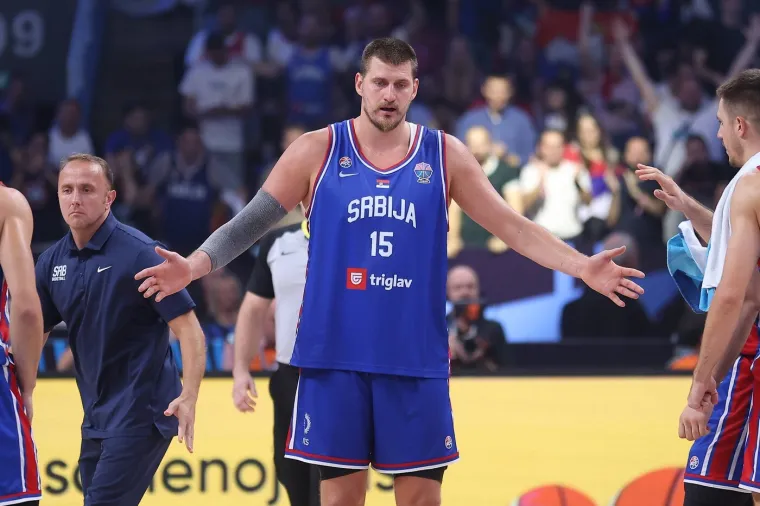 Srbi u očaju! Pognute glave, &scaron;ok i nevjerica, spu&scaron;teni pogledi i sakrivanje lica