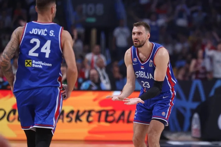 Srbi u očaju! Pognute glave, šok i nevjerica, spušteni pogledi i sakrivanje lica