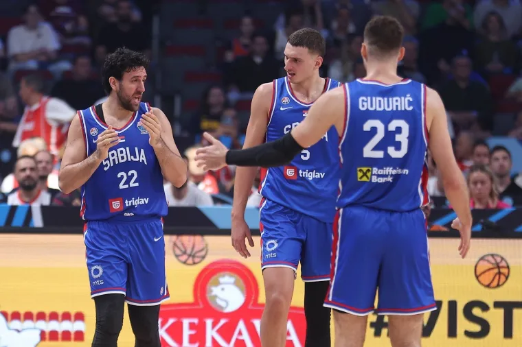 Srbi u očaju! Pognute glave, &scaron;ok i nevjerica, spu&scaron;teni pogledi i sakrivanje lica