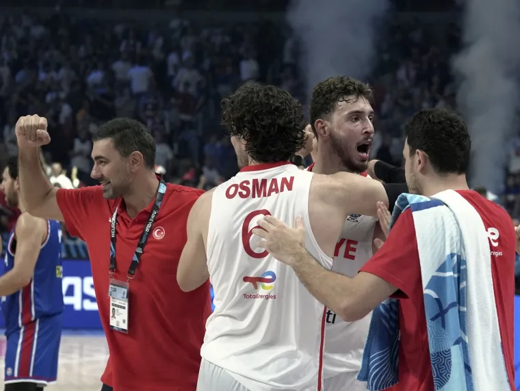 Srbi u očaju! Pognute glave, &scaron;ok i nevjerica, spu&scaron;teni pogledi i sakrivanje lica