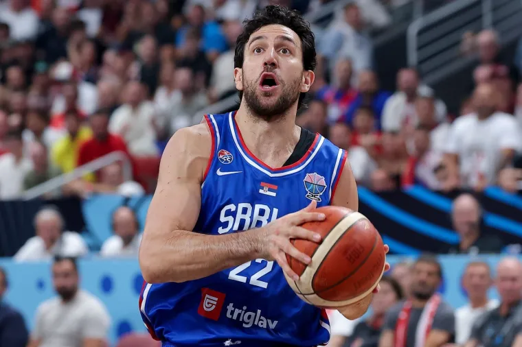 Srbi u očaju! Pognute glave, šok i nevjerica, spušteni pogledi i sakrivanje lica